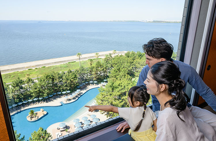 ヒルトン東京ベイのプールと海の眺め